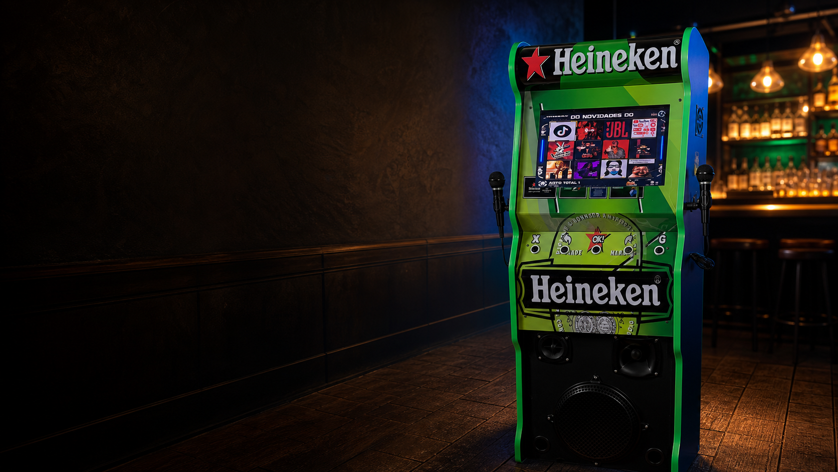 Modelo verde SKJ Karaoke em um pub noturno